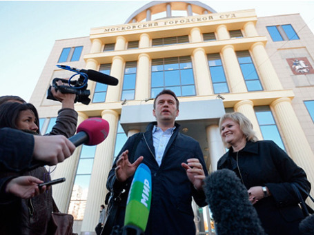 Оппозиционер Алексей Навальный во время интервью журналистам у здания Мосгорсуда, где рассматривалось дело о хищениях у «Ив Роше». Фото: РИА Новости