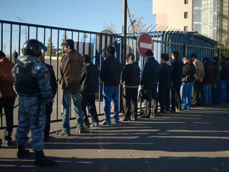 Массовое задержание мигрантов сотрудниками полиции в ходе проверки на овощной базе в Западном Бирюлево. Фото: РИА Новости