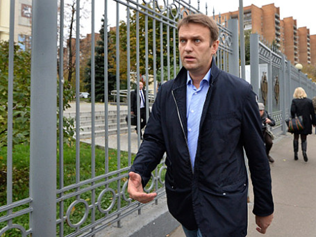 Оппозиционер Алексей Навальный у здания Мосгорсуда после судебного заседания 9-го октября 2013 года. Фото: РИА Новости