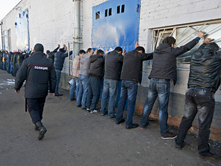 Полиция задерживает нелегальных мигрантов во время рейда на овощной базе в районе Бирюлево. Фото: Reuters