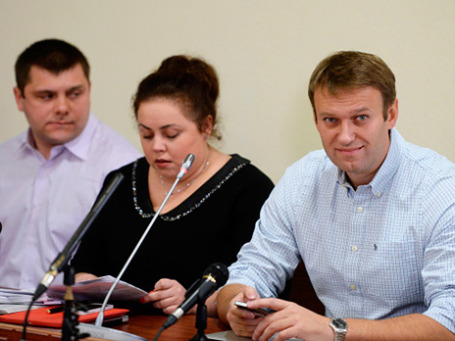 Оппозиционный политик Алексей Навальный (справа) и бывший директор «Вятской лесной компании» Петр Офицеров перед началом рассмотрения апелляционных жалоб по делу «Кировлеса» в Кировском областном суде. Фото: РИА Новости