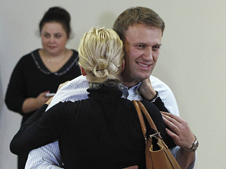 Алексей Навальный с супругой в зале суда. Фото: Reuters