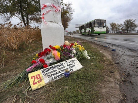 Цветы на месте подрыва пассажирского автобуса в Волгограде. Фото: РИА Новости