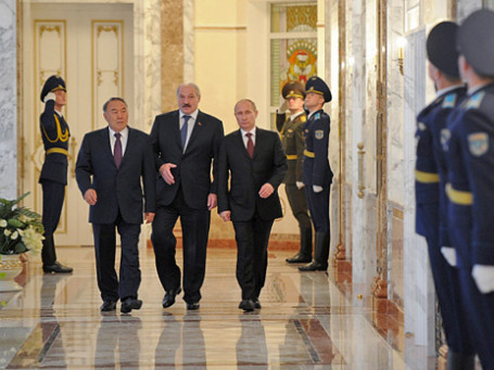 Президенты России, Белоруссии и Казахстана - Владимир Путин, Александр Лукашенко и Нурсултан Назарбаев (справа налево) в резиденции президента Республики Белоруссия «Дворце Независимости» перед началом заседания Высшего Евразийского экономического совета на уровне глав государств. Фото: РИА Новости