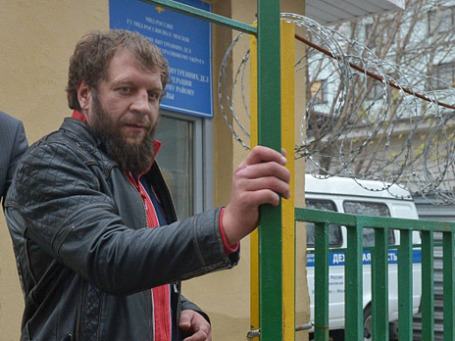 Боец смешанного стиля Александр Емельяненко, подозреваемый в избиении мужчины в кафе, у здания ОВД Даниловского района Москвы. Фото: РИА Новости