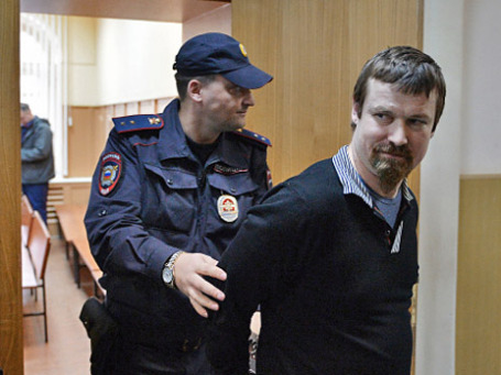 Оппозиционер Леонид Развозжаев (справа), обвиняемый в организации массовых беспорядков, в Басманном суде Москвы. Фото: РИА Новости