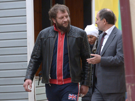 Боец смешанного стиля Александр Емельяненко (слева). Фото: РИА Новости