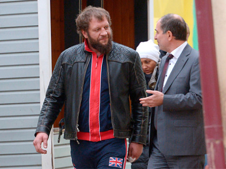 Боец смешанного стиля Александр Емельяненко и его адвокат Кахабер Долбадзе у здания ОВД Даниловского района Москвы. Фото: РИА Новости