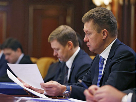 Председатель правления ОАО «Газпром» Алексей Миллер (справа) во время селекторного совещания «О неотложных мерах по укреплению платежной дисциплины в сфере поставок природного газа». Фото: РИА Новости