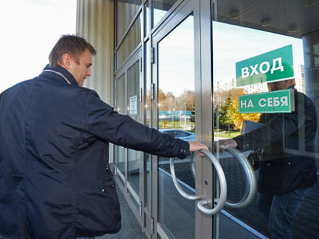 Оппозиционер Алексей Навальный у здания Мосгорсуда перед заседанием по делу о хищении у «Ив Роше Восток» 14 октября 2013 года. Фото: РИА Новости
