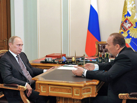 Президент России Владимир Путин (слева) и экс-глава Ивановской области Михаил Мень во время встречи в Ново-Огарево. Фото: РИА Новости