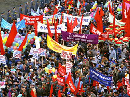 Участники последней ноябрьской демонстрации на Красной площади в честь 73-летней годовщины Великой Октябрьской социалистической революции 1917 года. Ноябрь 1990 года. Фото: РИА Новости