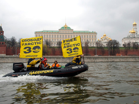 Активисты организации Greenpeace во время проведения акции на Москве-реке. Фото: РИА Новости