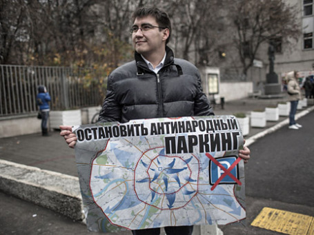 Участник акции автомобилистов против расширения зоны платной парковки у здания ГИБДД Москвы. Фото: РИА Новости