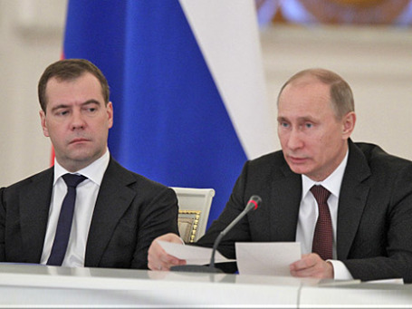 Президент РФ Владимир Путин (справа) и председатель правительства РФ Дмитрий Медведев. Фото: РИА Новости