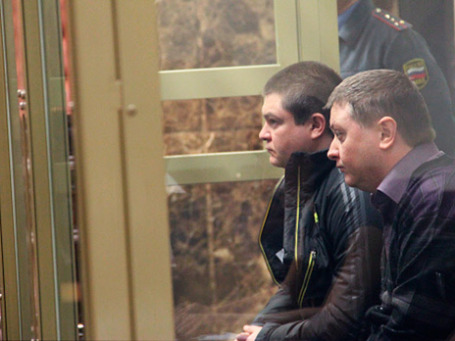 На скамье подсудимых - Сергей Цапок и Вячеслав Цеповяз (слева направо), обвиняемые в убийстве 12-ти человек в станице Кущевская. Фото: РИА Новости