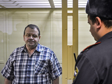 Сергей Кабалов, обвиняемый в покушении на угон самолета и избиении бортпроводника, во время рассмотрения уголовного дела в отношении него в Московском областном суде. Фото: РИА Новости