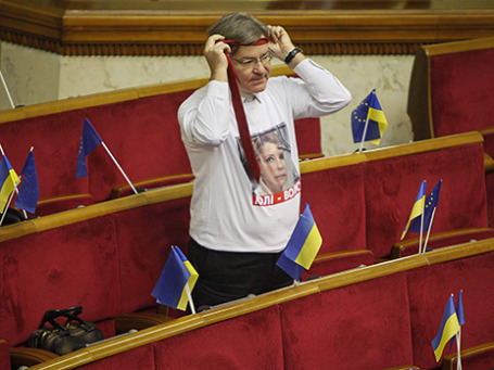 Член парламентской оппозиции в майке с надписью «Юли - волю». Фото: Reuters