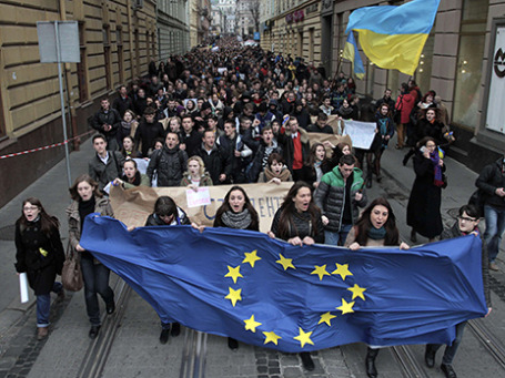 Студенты с флагами Евросоюза и Украины во время митинга за вступление Украины в Евросоюз. Фото: Reuters