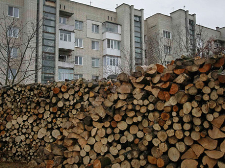 Дрова для отопления во дворе одного из жилых кварталов города Золочив, западная Украина. В связи с обострением отношений между Россией и Украиной цены на газ выросли, так что местное население вынуждено использовать альтернативные способы отопления. Фото: Reuters