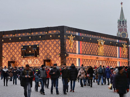 Павильон в виде чемодана Louis Vuitton на Красной площади в Москве. Фото: РИА Новости