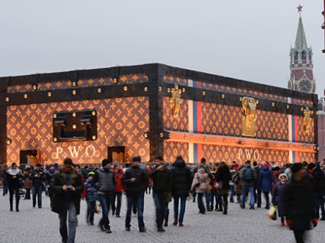 Павильон в виде чемодана Louis Vuitton на Красной площади в Москве. Фото: РИА Новости