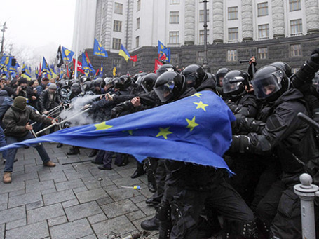 Столкновения протестующих с милицией у здания кабмина Украины. Фото: Reuters