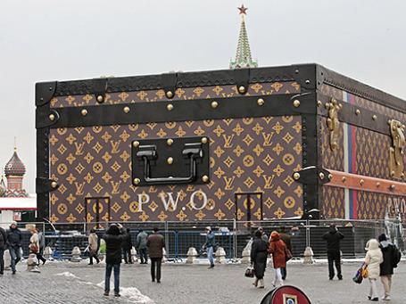 Павильон в виде чемодана Louis Vuitton на Красной площади в Москве. Фото: Reuters