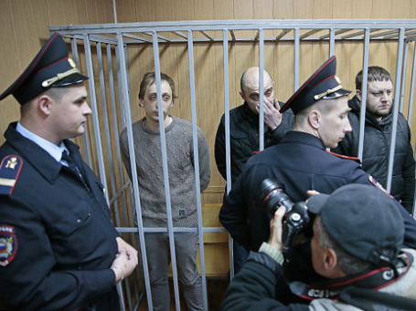 Солист Большого театра Павел Дмитриченко, водитель Андрей Липатов и Юрий Заруцкий (слева направо на втором плане) в Мещанском суде. Фото ИТАР-ТАСС