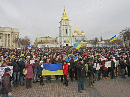 Участники акции в поддержку евроинтеграции Украины на Михайловской площади в Киеве. Фото: Reuters