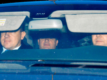 Экс-министр обороны РФ Анатолий Сердюков (в центре) подъезжает к зданию Следственного комитета РФ для дачи показаний по делу «Оборонсервиса». 1 ноября 2013 года. Фото: РИА Новости