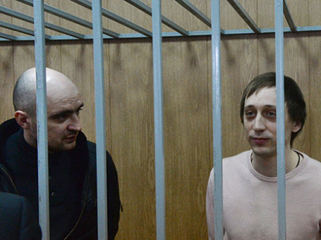 Ведущий солист балета Большого театра Павел Дмитриченко (справа) и Андрей Липатов перед оглашением приговора в Мещанском суде города Москвы. Фото: РИА Новости
