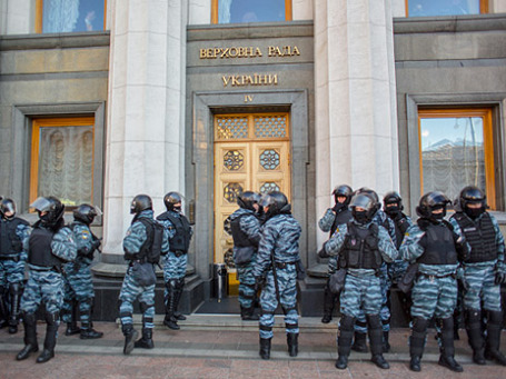 Сотрудники правоохранительных органов МВД Украины у здания Верховной Рады в Киеве. Фото: РИА Новости