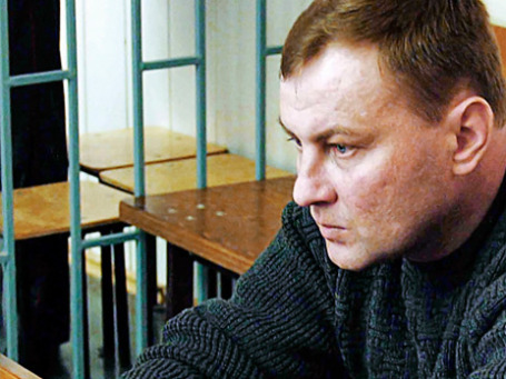 Полковник российской армии Юрий Буданов, обвиняемый в убийстве чеченки Эльзы Кунгаевой, на судебном процессе в Северо-Кавказском окружном военном суде в городе Ростов-на-Дону. 3 октября 2002г. Фото: РИА Новости