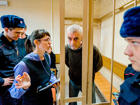 Активист Greenpeace Дэвид Джон Хаусманн (Новая Зеландия), обвиняемый в терроризме и ведении незаконной научно-исследовательской деятельности, во время судебного заседания в суде Приморского района Санкт-Петербурга. Фото: Reuters