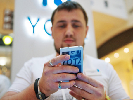 Продавец демонстрирует новый смартфон YotaPhone. Фото: РИА Новости