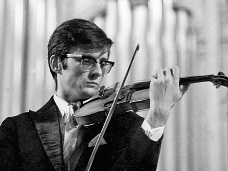 Скрипач Олег Крыса во время выступления на концерте 1 апреля 1986 года. Фото: РИА Новости