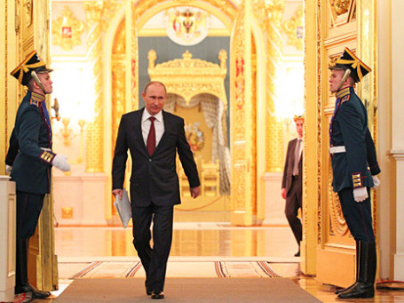 Президент России Владимир Путин перед выступлением с ежегодным посланием к Федеральному Собранию РФ 12 декабря 2012 года. Фото: РИА Новости