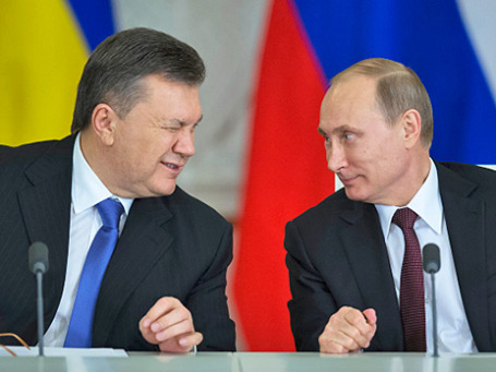 Президент России Владимир Путин (справа) и президент Украины Виктор Янукович во время церемонии подписания совместных документов по итогам шестого заседания Российско-Украинской межгосударственной комиссии в Кремле. Фото: РИА Новости