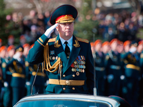 Владимир Чиркин принимает военный парад 9 мая 2011 года в Екатеринбурге. Фото: РИА Новости