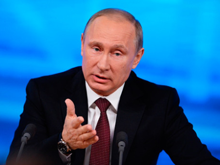Президент России Владимир Путин отвечает на вопросы журналистов на большой ежегодной пресс-конференции 17 декабря 2013 года. Фото: РИА Новости