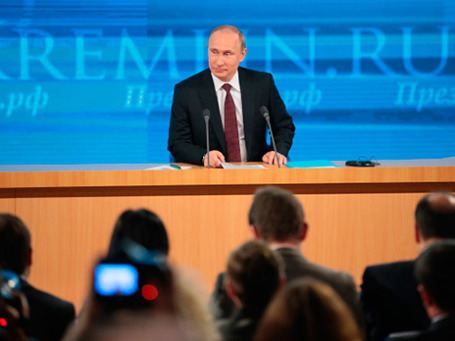 Президент России Владимир Путин отвечает на вопросы журналистов на большой ежегодной пресс-конференции 19 декабря 2013 года. Фото: РИА Новости