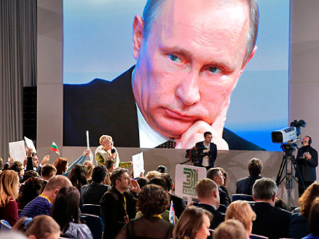 Президент России Владимир Путин отвечает на вопросы журналистов на большой ежегодной пресс-конференции 19 декабря 2013 года. Фото: РИА Новости