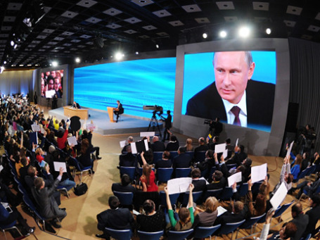 Президент России Владимир Путин отвечает на вопросы журналистов на большой ежегодной пресс-конференции 19 декабря 2013 года. Фото: РИА Новости