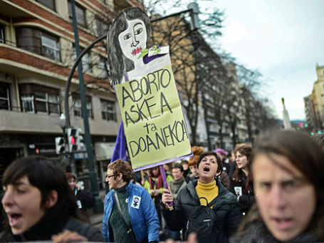 Участники акции протеста против нового закона об абортах в Испании. Фото: Reuters