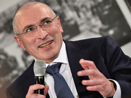 Экс-глава нефтяной компании ЮКОС Михаил Ходорковский во время пресс-конференции в музее Берлинской стены. Фото: РИА Новости