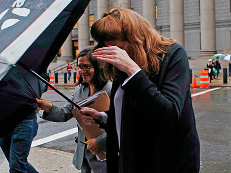 Ингрид Ледерхаас-Окун покидает суд, пряча лицо от журналистов. Фото: Reuters