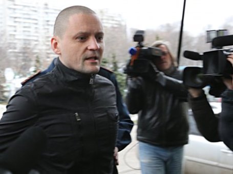 Сергей Удальцов перед началом слушания у здания Мосгорсуда. Фото: ИТАР-ТАСС