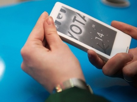 Смартфон YotaPhone. Фото: РИА Новости