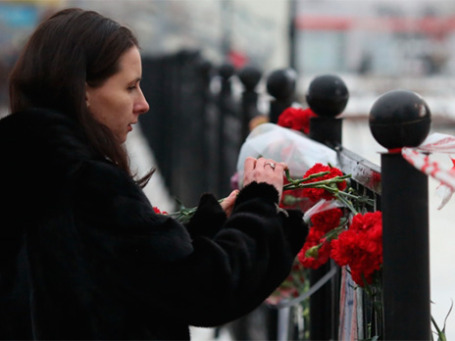 Женщина возлагает цветы в память о погибших в результате взрыва на железнодорожном вокзале в Волгограде. Фото: РИА Новости